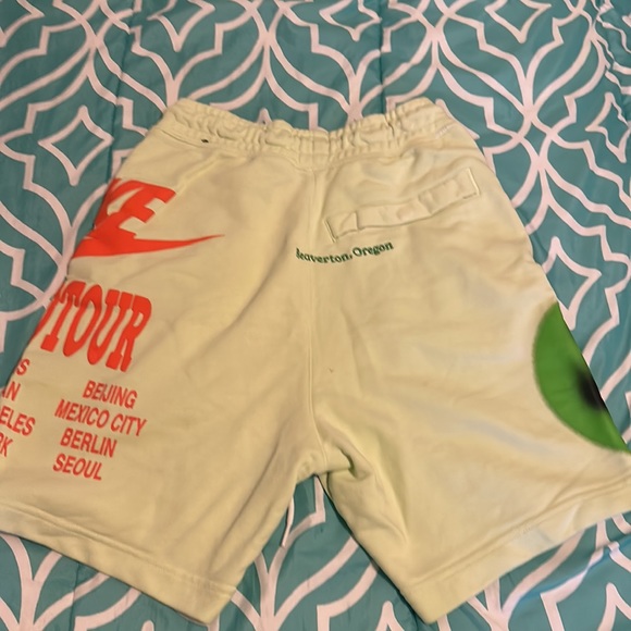 Neon greenish-yellow Nike World-Tour sweatshirt and sweatshorts XS - Picture 7 of 8